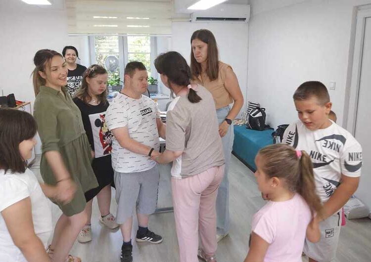 Новата ѕвезда на ГРАНД, Славица Ангелова се дружеше со децата со Даун синдром