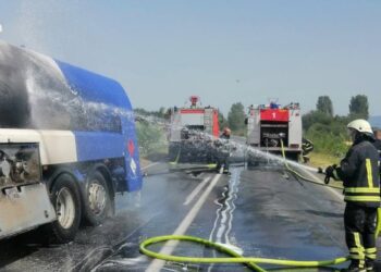 Опожарена цистерна со дизел-гориво на регионалниот пат Струмица-Радовиш, патот затворен за сообраќај