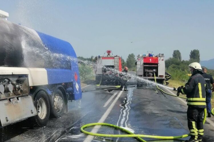 Опожарена цистерна со дизел-гориво на регионалниот пат Струмица-Радовиш, патот затворен за сообраќај