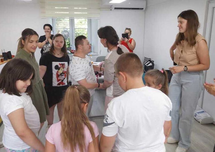 Новата ѕвезда на ГРАНД, Славица Ангелова се дружеше со децата со Даун синдром