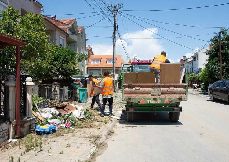 „Комуналец“ продолжува со расчистување на улиците погодени од невремето