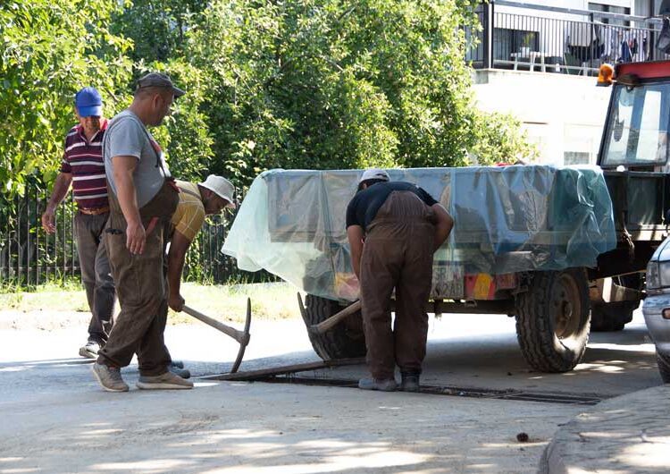 „Комуналец“ продолжува со расчистување на улиците погодени од невремето