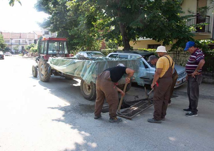 „Комуналец“ продолжува со расчистување на улиците погодени од невремето