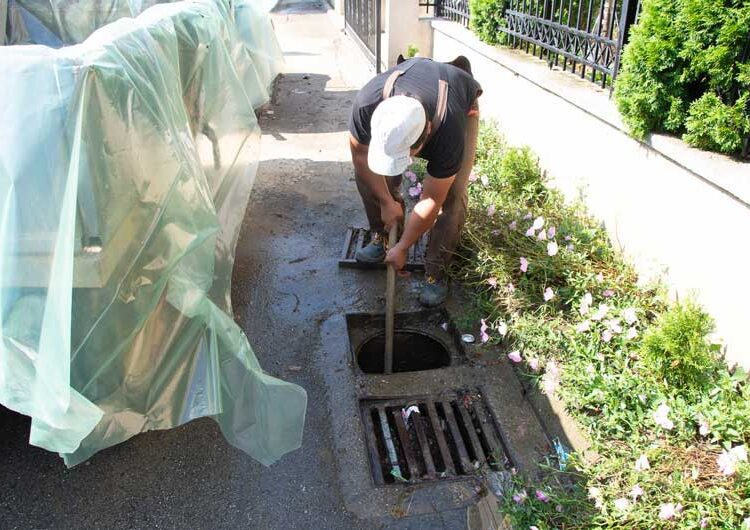 „Комуналец“ продолжува со расчистување на улиците погодени од невремето