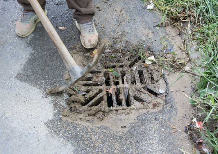 „Комуналец“ продолжува со расчистување на улиците погодени од невремето