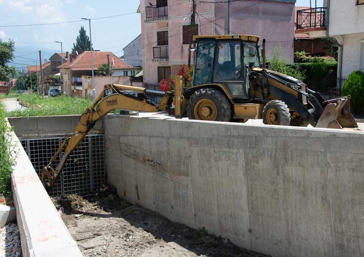 „Комуналец“ продолжува со расчистување на улиците погодени од невремето