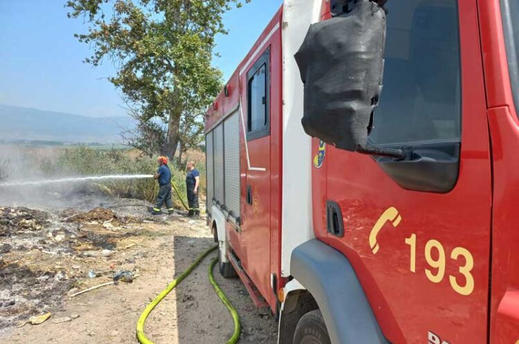 На пладне гореа сува трева, стрниште, депонија – интервенираа пожарникарите на Струмица