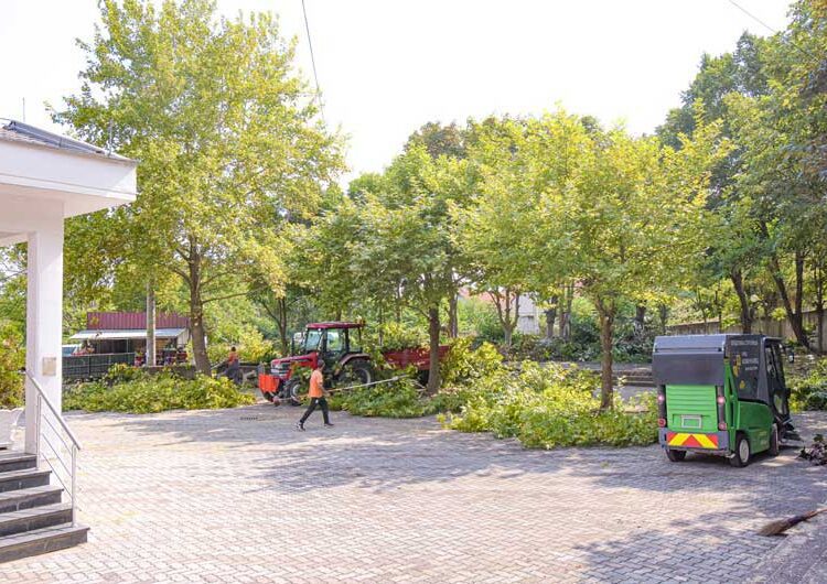 „Комуналец“ почна со генерално чистење на Градските гробишта во Струмица