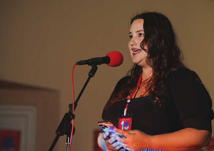 Почна „Астерфест“ – лауреатот за 2023-та Каталин Ладик ја прими наградата од градоначалникот на Струмица