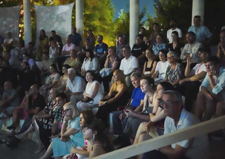 Почна „Астерфест“ – лауреатот за 2023-та Каталин Ладик ја прими наградата од градоначалникот на Струмица