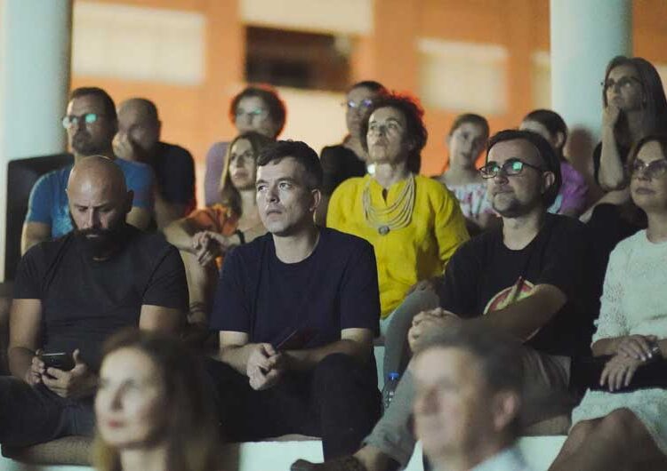 Почна „Астерфест“ – лауреатот за 2023-та Каталин Ладик ја прими наградата од градоначалникот на Струмица