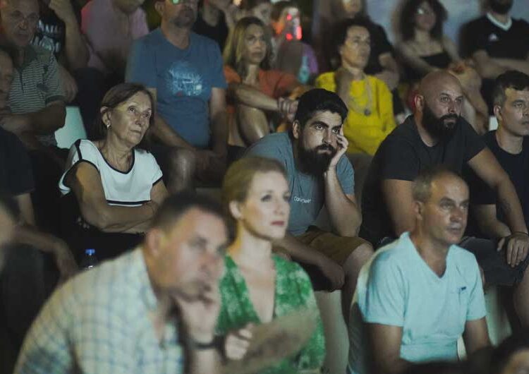 Почна „Астерфест“ – лауреатот за 2023-та Каталин Ладик ја прими наградата од градоначалникот на Струмица