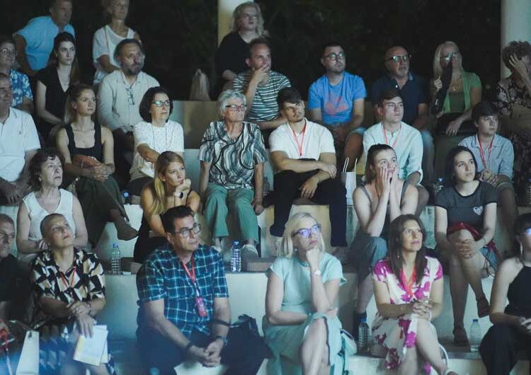 Почна „Астерфест“ – лауреатот за 2023-та Каталин Ладик ја прими наградата од градоначалникот на Струмица