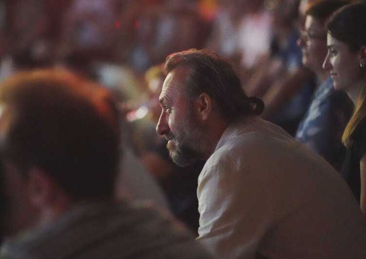 Почна „Астерфест“ – лауреатот за 2023-та Каталин Ладик ја прими наградата од градоначалникот на Струмица