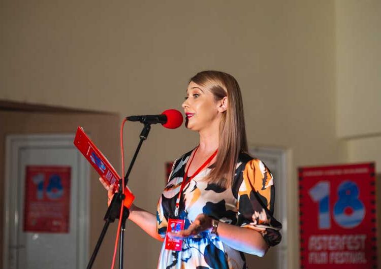 Почна „Астерфест“ – лауреатот за 2023-та Каталин Ладик ја прими наградата од градоначалникот на Струмица