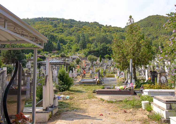 „Комуналец“ почна со генерално чистење на Градските гробишта во Струмица