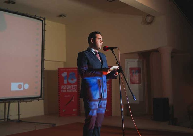 Почна „Астерфест“ – лауреатот за 2023-та Каталин Ладик ја прими наградата од градоначалникот на Струмица