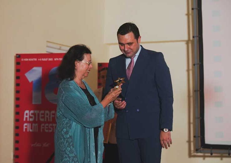 Почна „Астерфест“ – лауреатот за 2023-та Каталин Ладик ја прими наградата од градоначалникот на Струмица