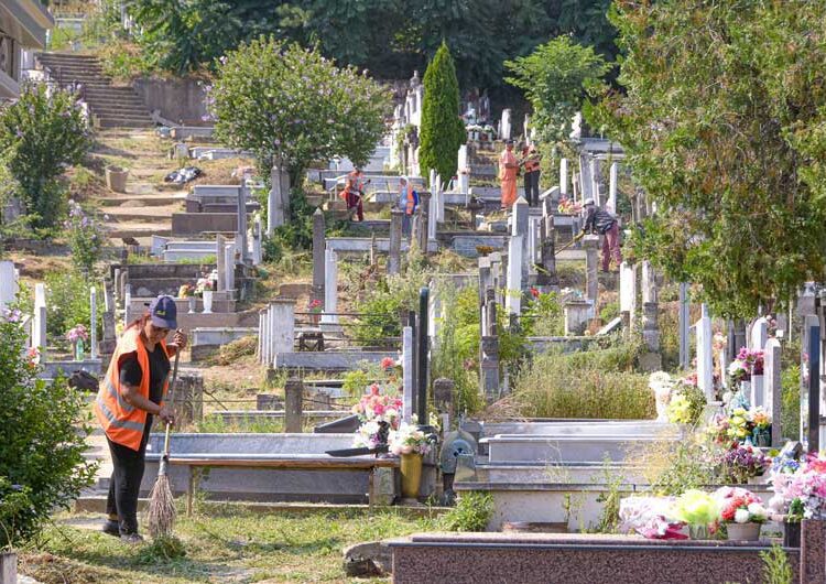 „Комуналец“ почна со генерално чистење на Градските гробишта во Струмица