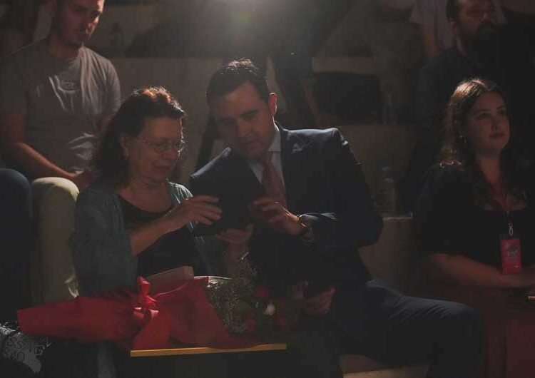 Почна „Астерфест“ – лауреатот за 2023-та Каталин Ладик ја прими наградата од градоначалникот на Струмица