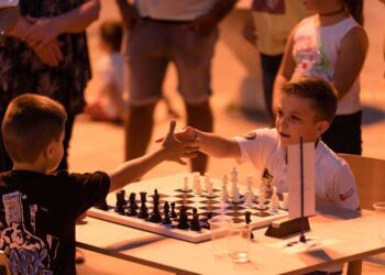 Струмичани се дружеа со младите шахисти Надица, Ина, Мартин и Јован кои ќе се натпреваруваат во Романија и Египет