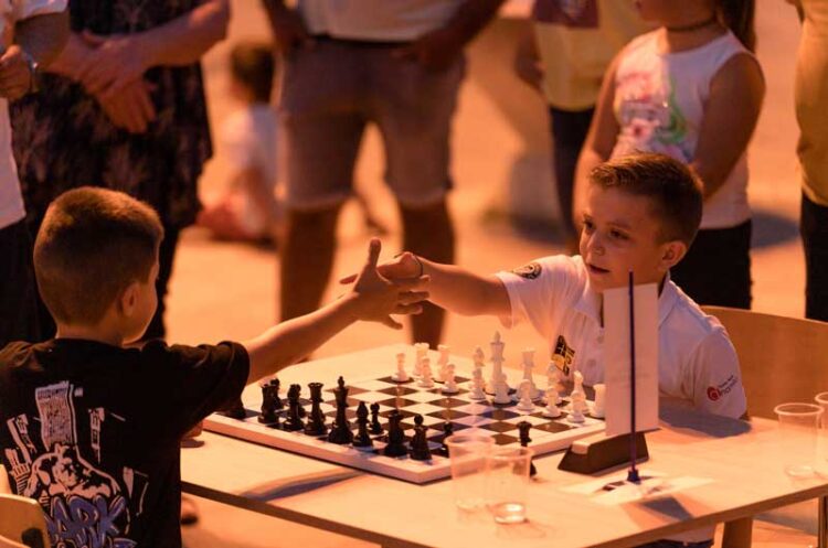 Струмичани се дружеа со младите шахисти Надица, Ина, Мартин и Јован кои ќе се натпреваруваат во Романија и Египет