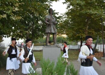 Русалиите со сабји прошетаа низ Секирник, заиграа и на сцената пред Домот на културата