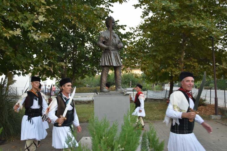 Русалиите со сабји прошетаа низ Секирник, заиграа и на сцената пред Домот на културата