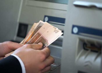 Го излажал дека ќе му помогне да добие социјална помош, му ја зел платежната картичка и му извлекол 30.250 денари