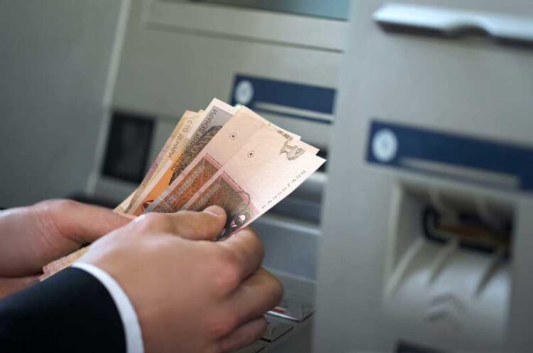 Го излажал дека ќе му помогне да добие социјална помош, му ја зел платежната картичка и му извлекол 30.250 денари