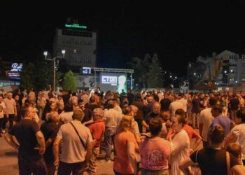 Струмичани се потпишуваа во „отворената книга“ на плоштадот искажувајќи го својот став против отворањето рудник