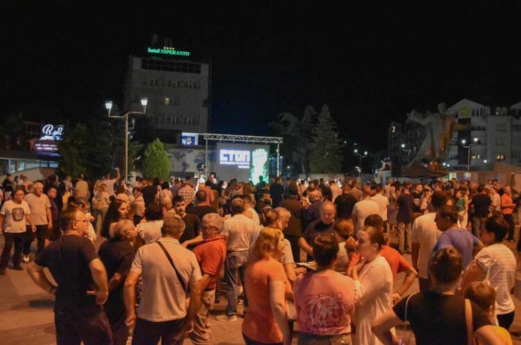 Струмичани се потпишуваа во „отворената книга“ на плоштадот искажувајќи го својот став против отворањето рудник