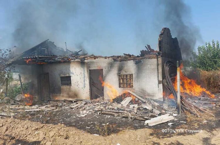 Изгоре викендица, гореше стрниште, депонија, сува трева