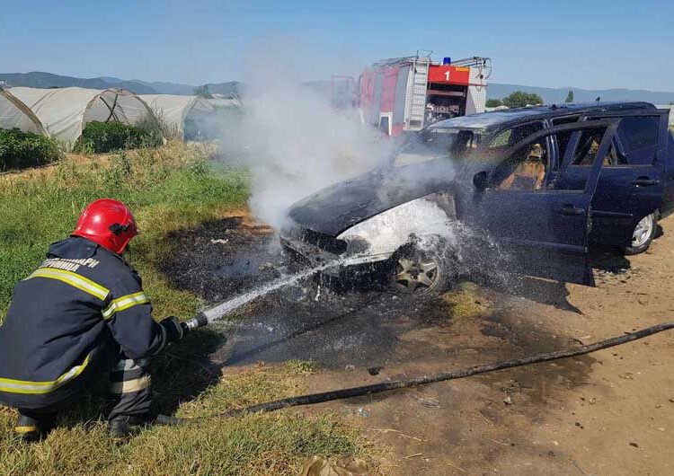 Гореше автомобил на патот помеѓу Муртино и Сачево