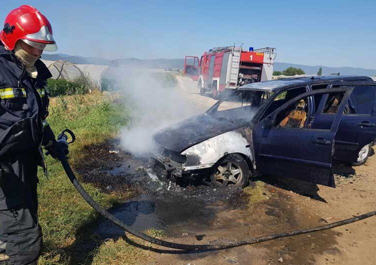 Гореше автомобил на патот помеѓу Муртино и Сачево