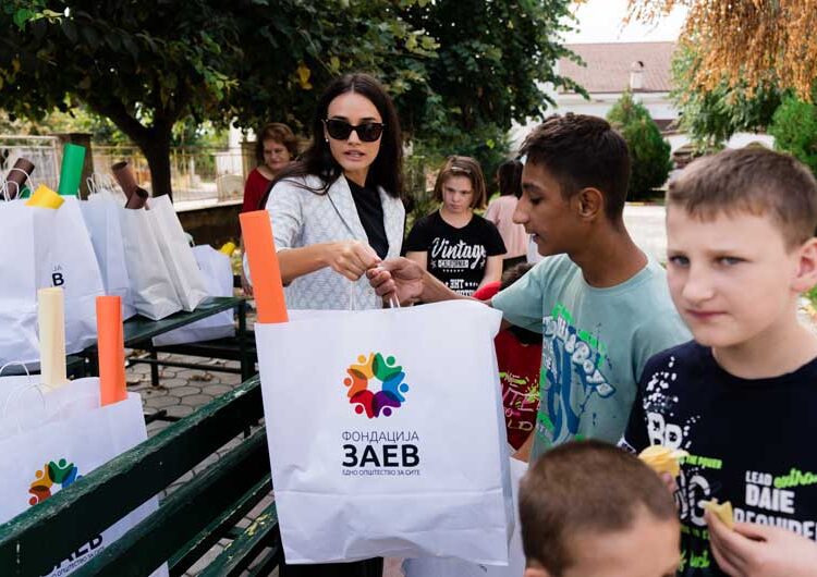 Учениците од ПОУ „Св. Климент Охридски“ во Ново Село добија донација – пакети со училишен прибор