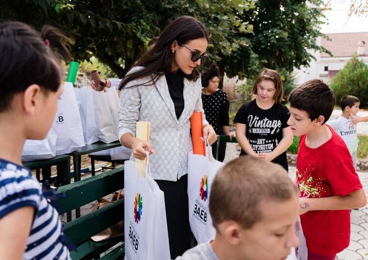 Учениците од ПОУ „Св. Климент Охридски“ во Ново Село добија донација – пакети со училишен прибор
