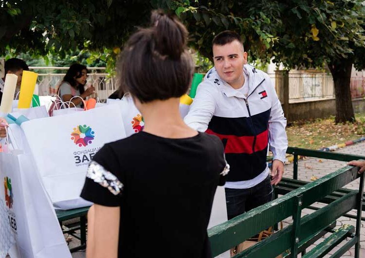 Учениците од ПОУ „Св. Климент Охридски“ во Ново Село добија донација – пакети со училишен прибор