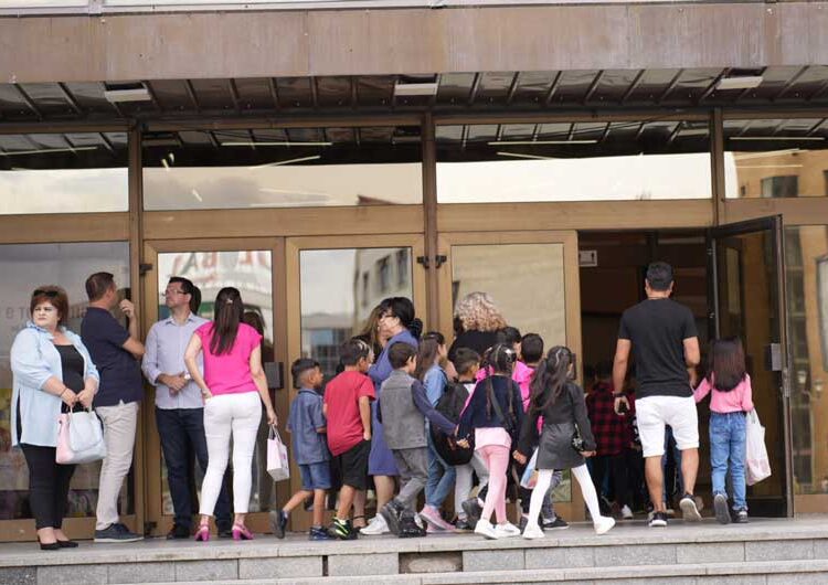 Првачињата од општина Струмица на театарска претстава „Пат околу светот“, а градоначалникот им посака успешен почеток на своето образование