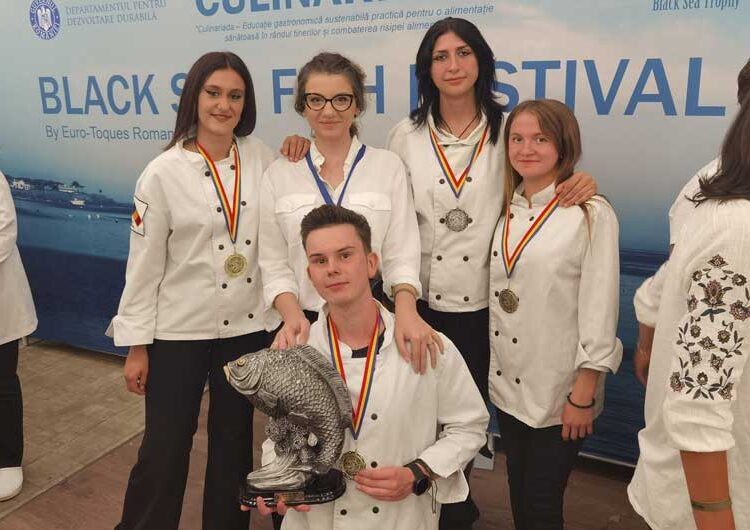 Младите готвачи од СОУ „Димитар Влахов“ со злато и сребро на Фестивал на црноморска риба во Романија