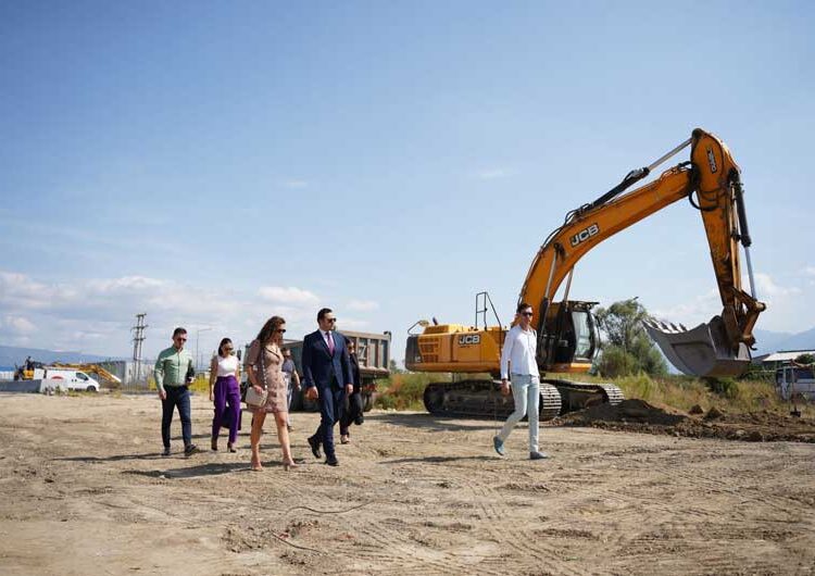 По вчерашните обвинувања градоначалникот Костадинов денеска на новиот Булеварски мост – „Овде сме на терен за да видиме дека мостот е 100% завршен“