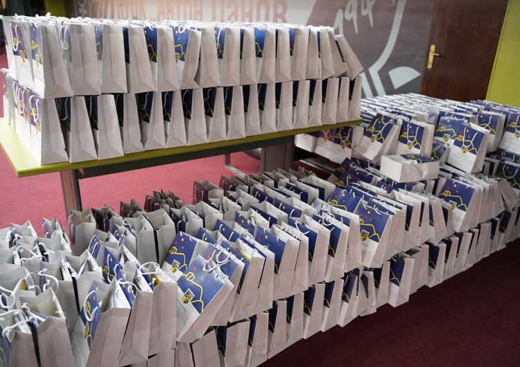 Првачињата од општина Струмица на театарска претстава „Пат околу светот“, а градоначалникот им посака успешен почеток на своето образование