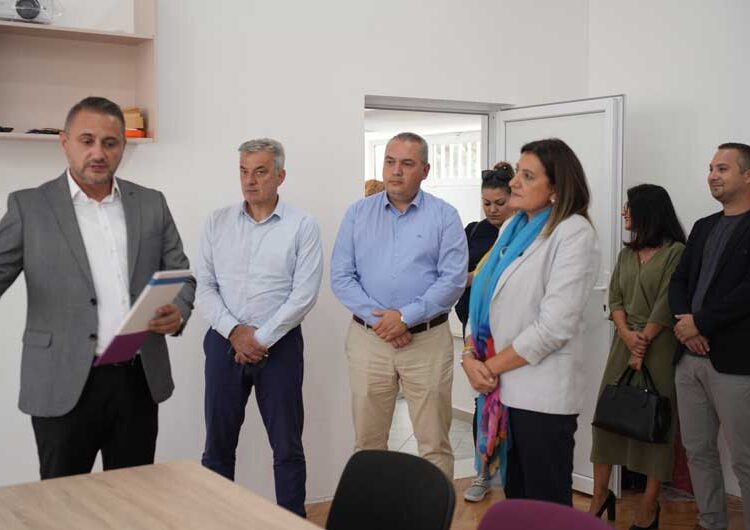 Центарот за дневен престој на деца со попреченост од денеска може да работи, министерката Тренчевска ја предаде дозволата