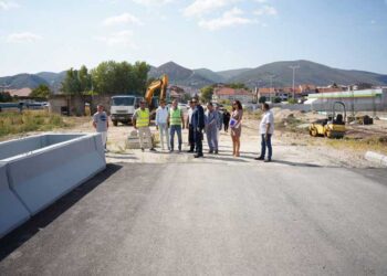 По вчерашните обвинувања градоначалникот Костадинов денеска на новиот Булеварски мост – „Овде сме на терен за да видиме дека мостот е 100% завршен“