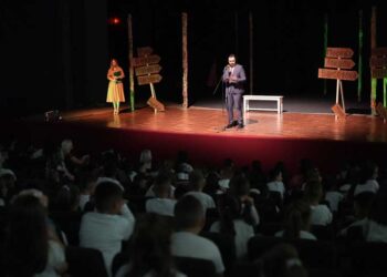 Првачињата од општина Струмица на театарска претстава „Пат околу светот“, а градоначалникот им посака успешен почеток на своето образование