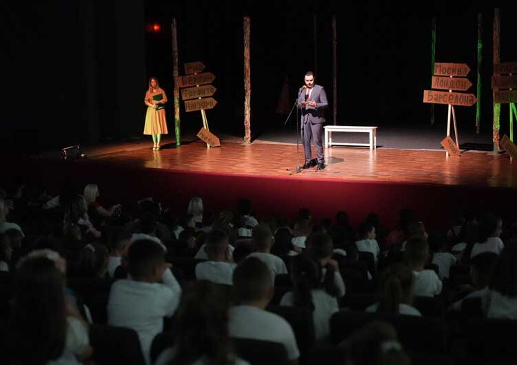 Првачињата од општина Струмица на театарска претстава „Пат околу светот“, а градоначалникот им посака успешен почеток на своето образование