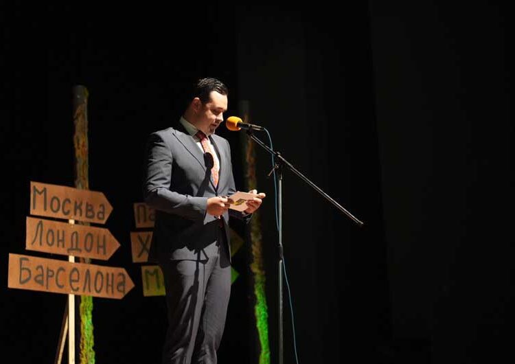 Првачињата од општина Струмица на театарска претстава „Пат околу светот“, а градоначалникот им посака успешен почеток на своето образование