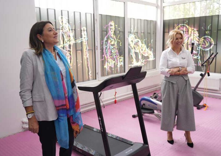 Центарот за дневен престој на деца со попреченост од денеска може да работи, министерката Тренчевска ја предаде дозволата