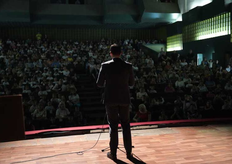 Првачињата од општина Струмица на театарска претстава „Пат околу светот“, а градоначалникот им посака успешен почеток на своето образование