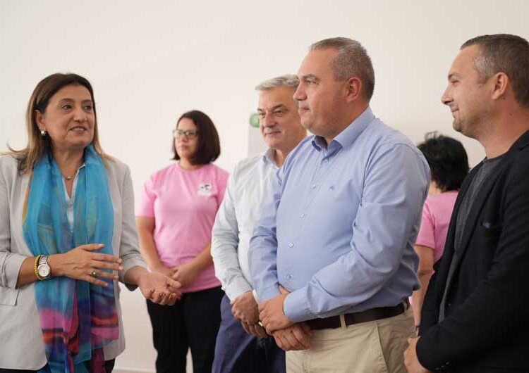 Центарот за дневен престој на деца со попреченост од денеска може да работи, министерката Тренчевска ја предаде дозволата